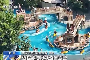 气氛融洽！赛后湖人全队在更衣室为浓眉庆生